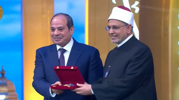 تكريم الرئيس السيسي لعلماء الأزهر بوسام العلوم والفنون من الطبقة الأولى خلال احتفالية المولد النبوي