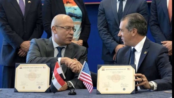 قنصل مصر العام في لوس أنجلوس يستلم 48 قطعة أثرية مصرية مستعادة من الولايات المتحدة