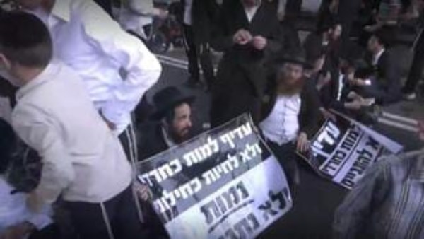 تأثير التجنيد في إسرائيل حريديم يغلقون طريقا رئيسيا احتجاجا على اعتقال شاب