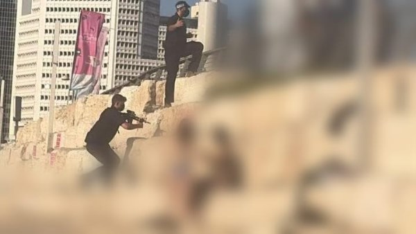 حراس نتنياهو يلوحون بالأسلحة ويطلبون من المصطافين مغادرة شاطئ تل أبيب