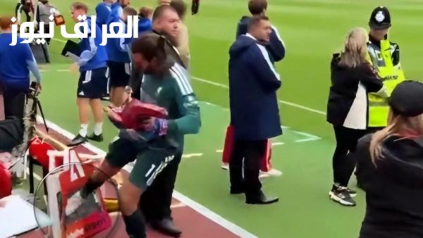 موقف غير عادي يثير أزمة بين حارس ليفربول وحكم مباراة نوتنجهام من خلال لوحة التبديلات صور