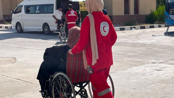 الهلال الأحمر يستقبل الدفعة الثامنة والسبعين من الجرحى والمرضى الفلسطينيين