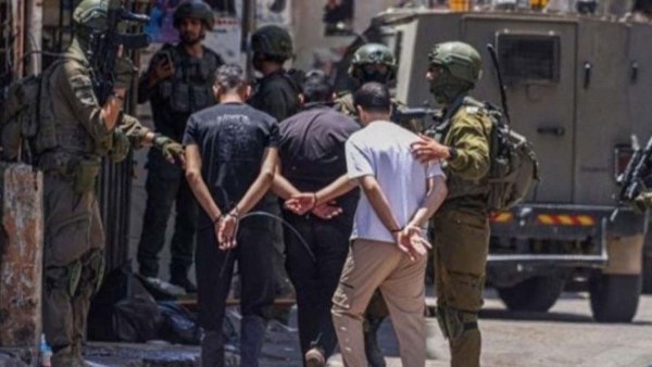 الاحتلال الإسرائيلي يعتقل أكثر من خمسة عشر فلسطينيا من مدن الضفة الغربية