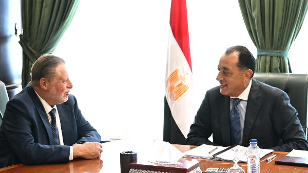 رئيس الوزراء يراجع مع محافظ البنك المركزي جهود التنسيق في مجالات اقتصادية متعددة