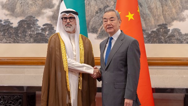 وزير خارجية الكويت ونظيره الصيني يناقشان التطورات الإقليمية وجهود خفض التصعيد وتعزيز الأمن والاستقرار