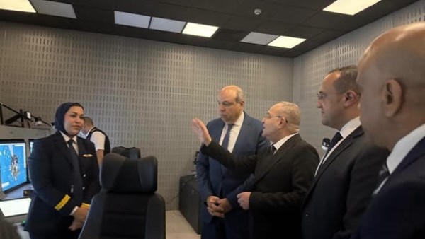 وزير الطيران المدني يتابع التشغيل التجريبي للأنظمة الرادارية الحديثة في مطار القاهرة