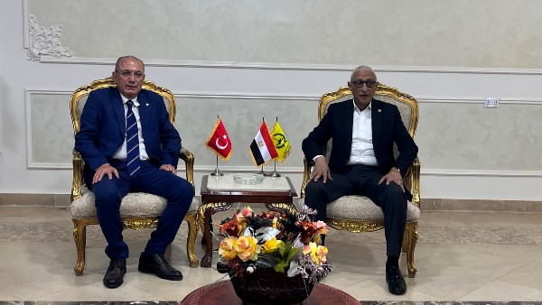 محافظ شمال سيناء يجتمع مع سفير تركيا ورئيسة الهلال الأحمر التركي لتعزيز التعاون في المجال الإنساني