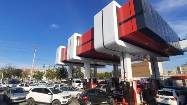 بلومبرج تشير إلى تفاقم أزمة نقص الوقود في إيران نتيجة للحرب والضغوط الأمريكية