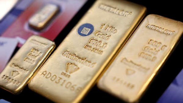 تراجع الذهب بعد وصوله إلى أعلى مستوى خلال أكثر من ثلاثة أشهر