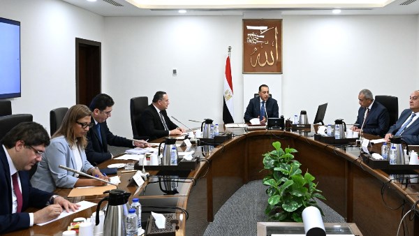 رئيس الوزراء يواصل متابعة جهود تحسين نظام عمل الطلاب الوافدين