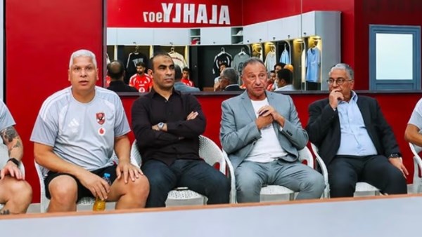 الخطيب وياسين منصور وعبدالحفيظ يجتمعون مع الجهاز الفني ولاعبي الأهلي