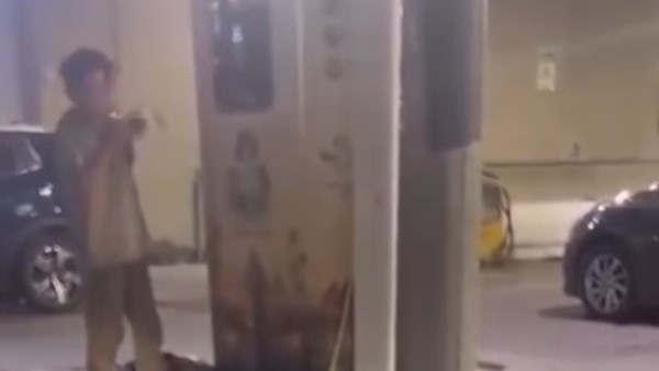 ضبط طفل متهم بسرقة محتويات ماكينة قمامة في الدقي بعد كشفه بواسطة الكاميرا