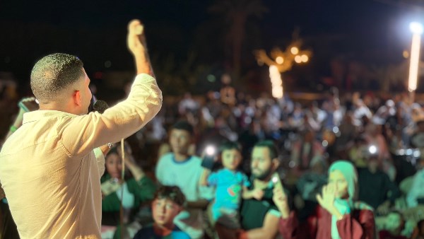 مطرب يشعل أجواء الصيف في العين السخنة ويستقطب أعداداً كبيرة من المصيفين