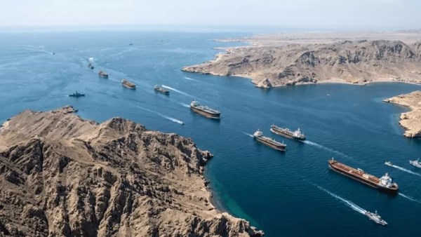 انخفاض حركة سفن البضائع عبر مضيق هرمز إلى أدنى مستوى في ثلاثة أشهر مع سفينة واحدة فقط