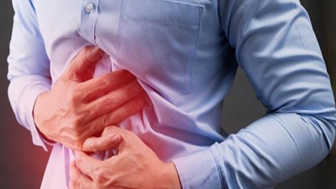 استشاري جراحة يحذر من ضرورة التوجه للطوارئ عند حدوث ألم البطن المستمر