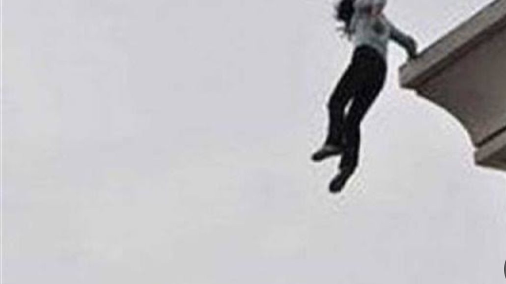 سقوط سيدة من أعلى عقار في سوهاج والجهات الأمنية تكشف تفاصيل الحادث
