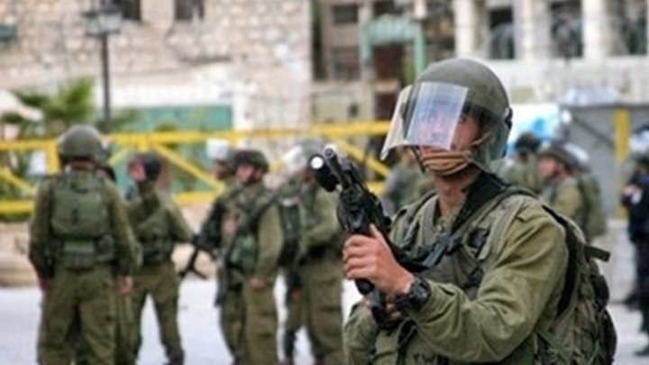 قوات الاحتلال تحظر دخول المواطنين وخروجهم من منطقة مركز تدريب قلنديا تفاصيل