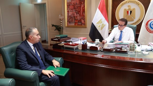 وزير الصحة يناقش مع سفير مصر في أوغندا سبل تعزيز التعاون في القطاع الصحي بين البلدين