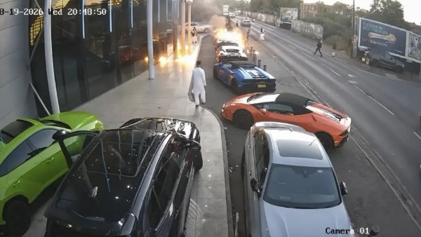 هجوم بزجاجات حارقة يستهدف سيارات فاخرة خلال حفل زفاف في بريطانيا