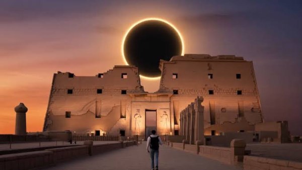 كسوف تاريخي يضيء سماء الأقصر لمدة 6 دقائق فوق معابد الفراعنة