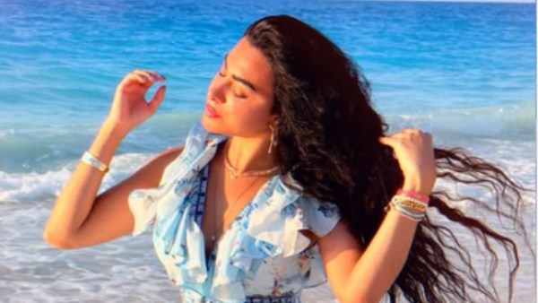 على شاطئ البحر ميريهان حسين تتألق بفستان مبهج