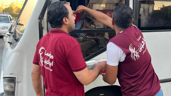 احتفال مؤسسة أبو العينين بذكرى المولد النبوي في شوارع الجيزة مع تقديم شربات المولد للمواطنين