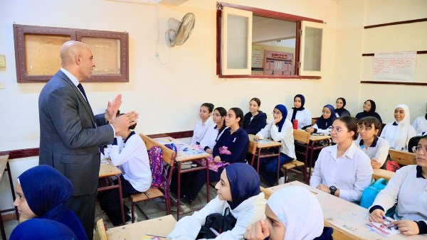 جمع الطلاب في مدرسة أو اثنتين قرار عاجل بعد اكتشاف انخفاض عدد طلاب نظام الثانوية القديم بأسيوط