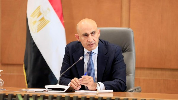 استثناء شرط العمر أو المجموع أو كليهما للالتحاق بالصف الأول الثانوي في حالات المرضى