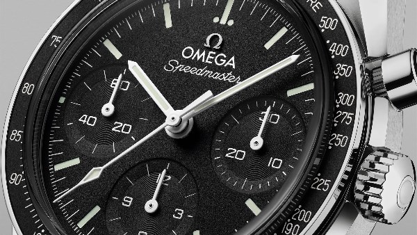 أوميجا تقدم تشكيلة ساعات Speedmaster 38mm الجديدة بتصميم مصغر لساعة القمر