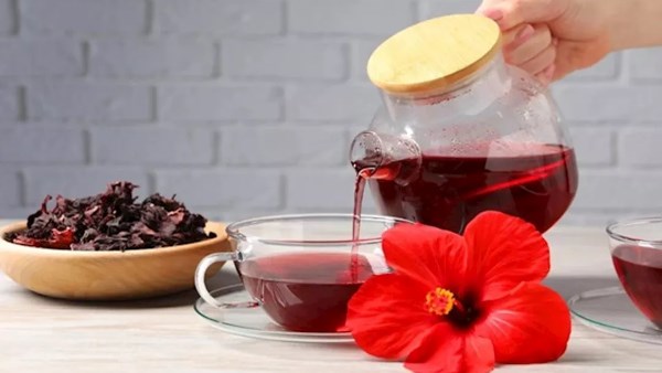 فوائد ومحاذير تأثير شرب الكركديه يوميًا على جسمك