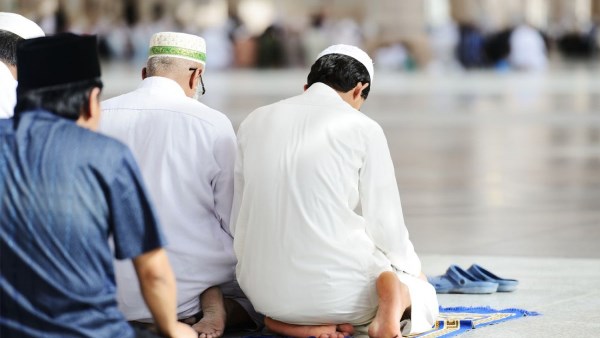 جمع الصلاة بسبب طبيعة العمل: لجنة الفتوى توضّح الشروط اللازمة