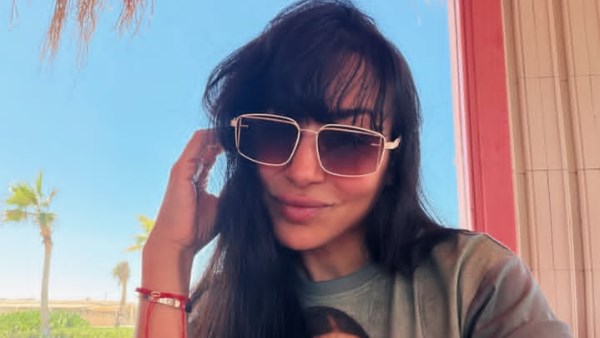 ساندي تتألق بإطلالة صيفية جذابة نظارة شمسية وتيشيرت بتصميم فني