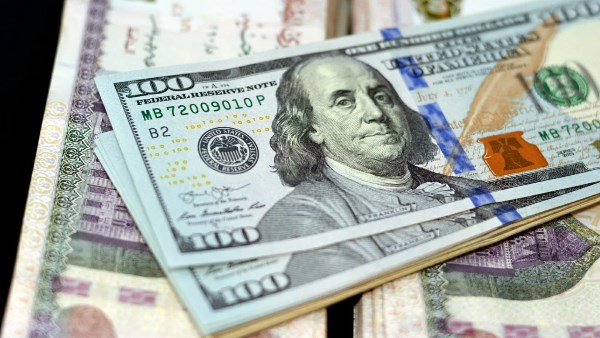 البنوك تعلن عن أدنى سعر للدولار في السوق اليوم