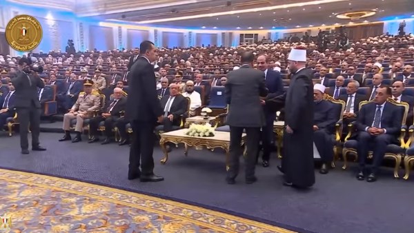 وزير الأوقاف يقدم للرئيس السيسي مجموعة من الكتب