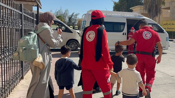 الهلال الأحمر يواصل تقديم خدماته الإنسانية في معبر رفح