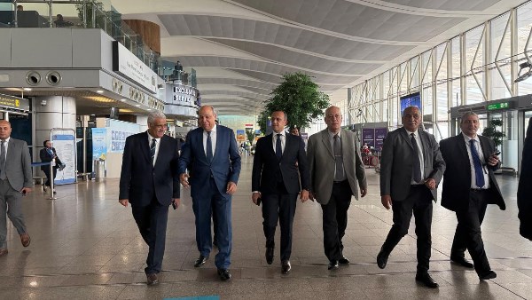 وزير الطيران يؤكد على تكامل جهود الجهات المعنية لتسريع إنهاء إجراءات الركاب في مطار القاهرة