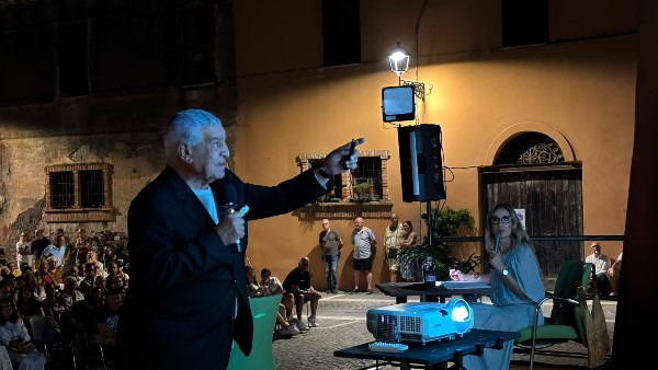إيطاليا تكرم زاهي حواس ومنحه مفتاح فولشي وثلاث جوائز رفيعة تقديرا لجهوده في الترويج للتراث المصري