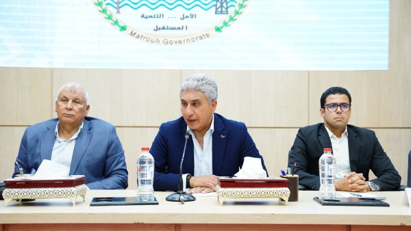 وزير السياحة ومحافظ مطروح يبحثان فرص الاستثمار مع المستثمرين في المحافظة