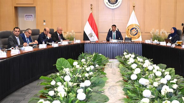 وزير الصناعة يعرض خطة استراتيجية لتعزيز تفضيل المنتج المصري في العطاءات الحكومية