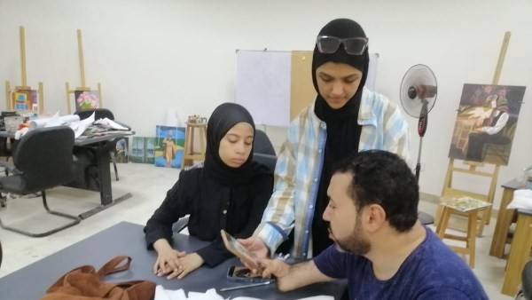 مشاركو مشروع فنان في الموسم الثالث يجهزون لمعرضهم الختامي بمجمع 15 مايو