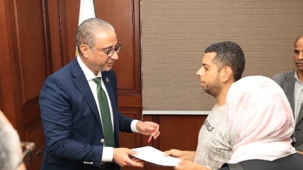 محافظ الجيزة يناقش شكاوى المواطنين وتسليم عقود عمل لثلاثة من ذوي الهمم