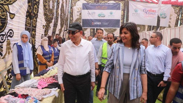 محافظ المنيا والسفيرة نبيلة مكرم يزوران القافلة الشاملة للتحالف الوطني ضمن مبادرة إيد واحدة
