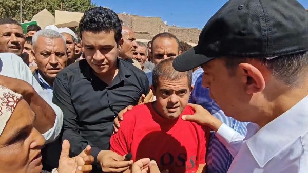 محافظ المنيا يستمع لمطالب أهالي قرية إدقاق المسك ويعقد اجتماعاً معهم
