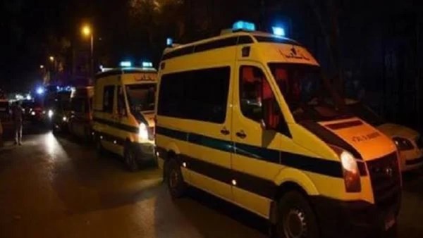 مصرع شخص وإصابة نجليه في حادث تصادم بين سيارة ودراجة نارية في المنيا