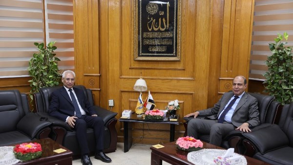 محافظ المنيا ورئيس الجامعة يناقشان تعزيز المشروعات الخدمية والتنموية