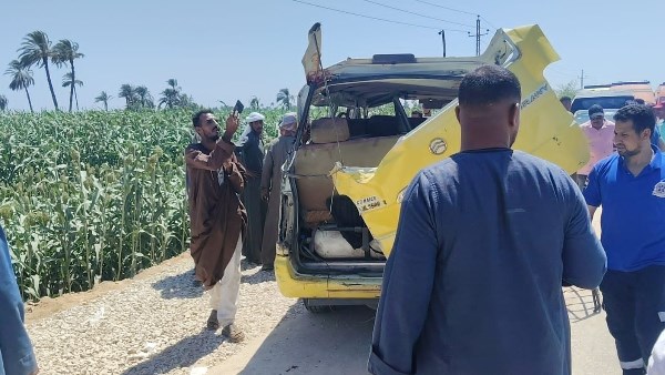 إصابة ثمانية أشخاص في حادث انقلاب سيارة ميكروباص على طريق أسيوط الجديد