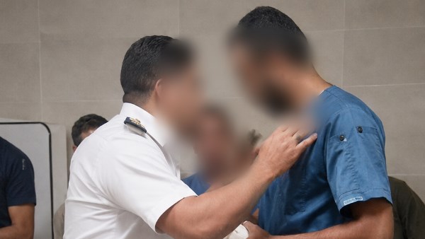 مشاجرة مثيرة بين ضابط شرطة وطبيب في مستشفى بسوهاج تثير الجدل على وسائل التواصل الاجتماعي