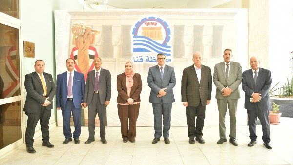 محافظ قنا يوزع 700 كوبون شراء للمواد الغذائية على الأسر الأكثر احتياجاً
