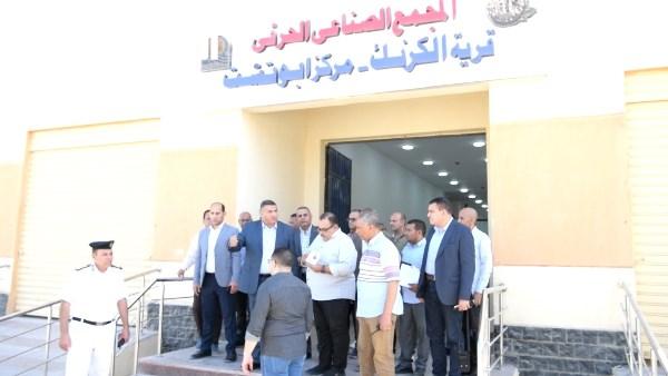 محافظ قنا يوجه بإحالة رئيس قرية القارة إلى الشئون القانونية بسبب تقاعسه في تنفيذ قرارات الإزالة