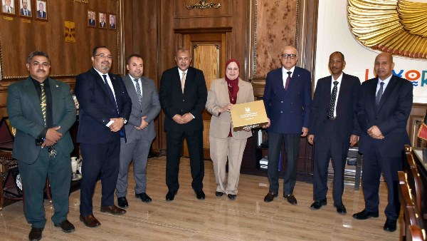الأقصر تسلم 1000 قسيمة شراء مواد غذائية بقيمة 500 ألف جنيه للأسر ذات الاحتياجات العالية